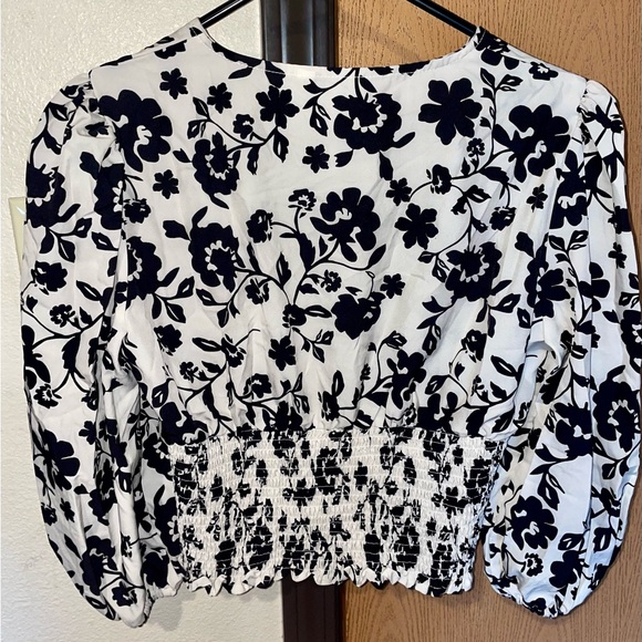 NWOT NEVER WORN! Floral Black and White Women's Top - Picture 7 of 8